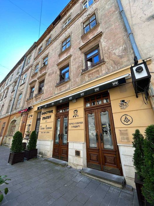 Оренда комерційного приміщення 130м2 +50м2(дворик)  у самому центрі Львова (вул.Вірменська, 14) в туристичній локаціі на прохідній вулиці