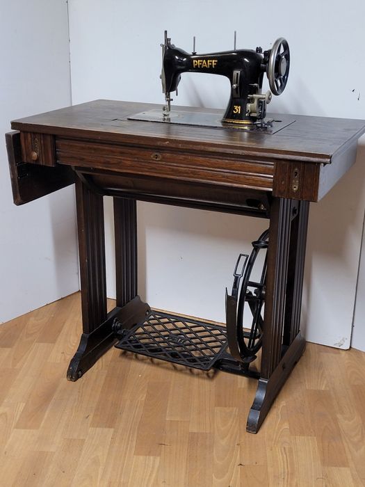 Stary stolik z maszyną do szycia Pfaff antyk konsola biurko
