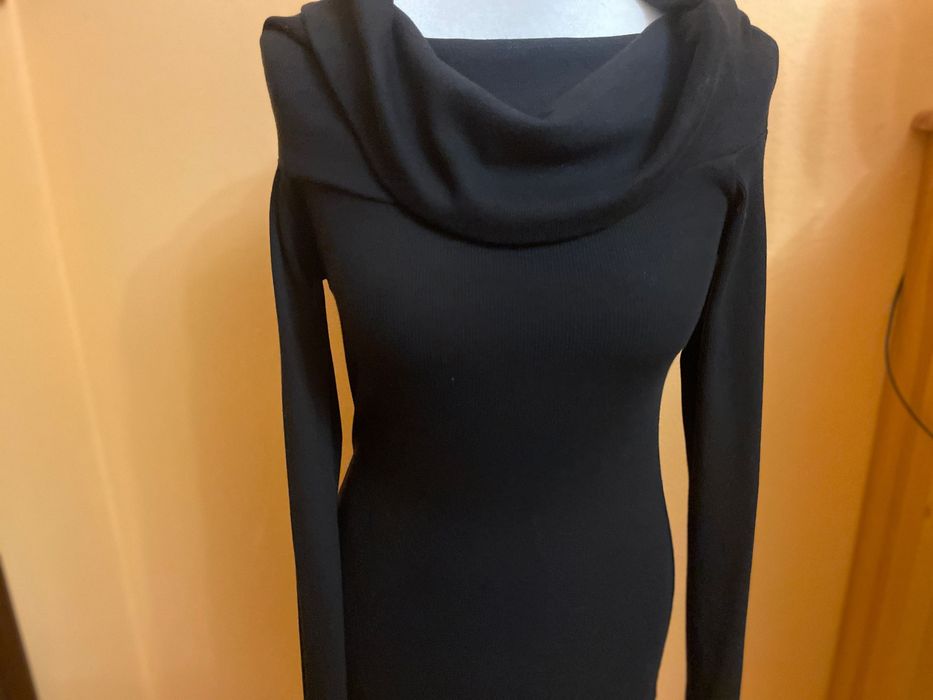 Czarna sukienka z szerokim golfem.