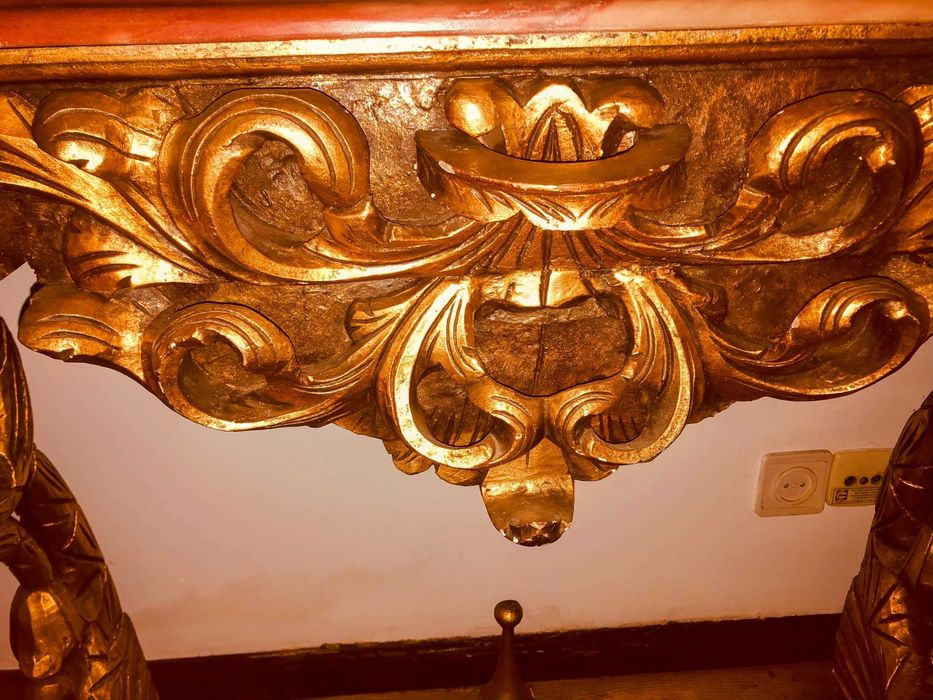 Aparador em talha dourada com pedra mármore em rosa