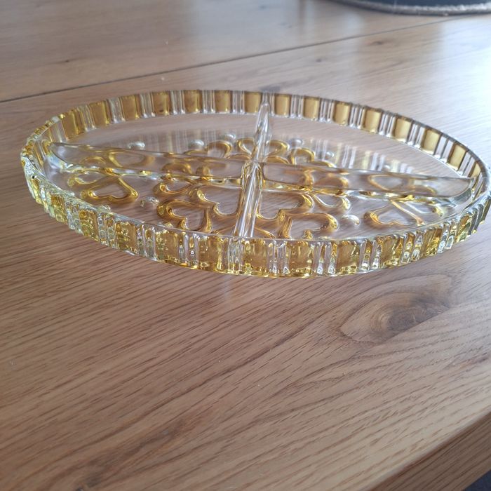 Patera szklana ozdobiona sercami