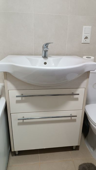 Умивальник з тумбою та змішувачем