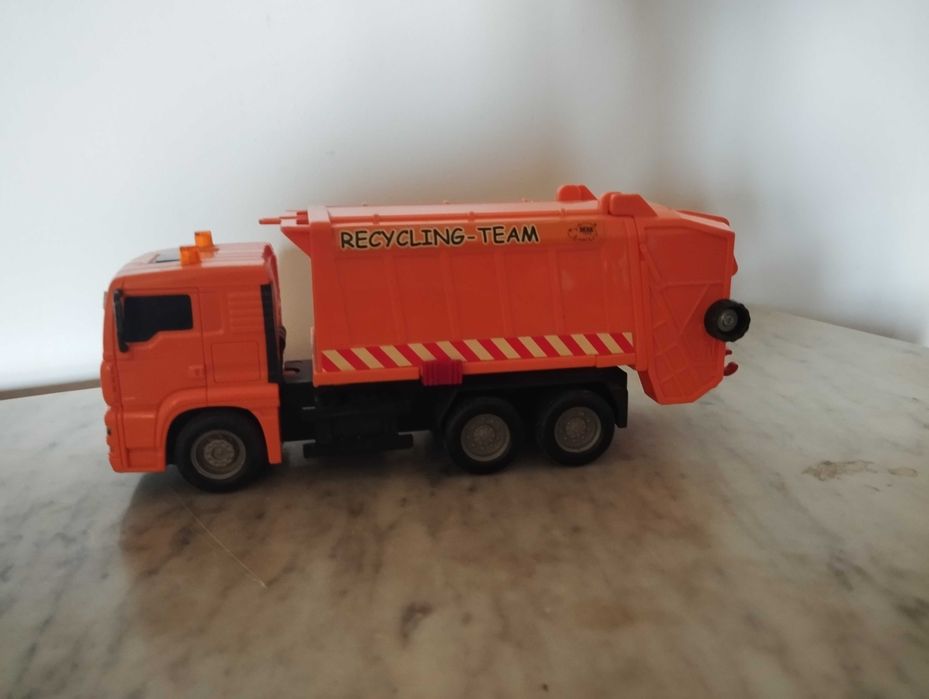 Carro do lixo em brinquedo.