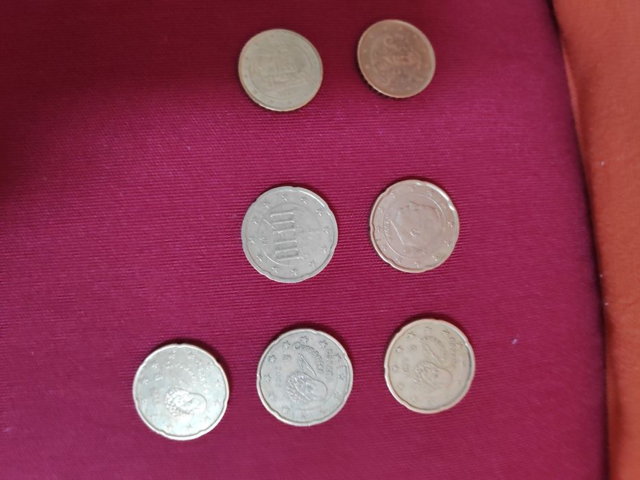 Moedas de escudos e euros.