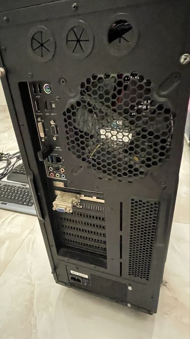 Monitor komputerowy/komputer /// LG Flatron z klawiaturami  komputerem