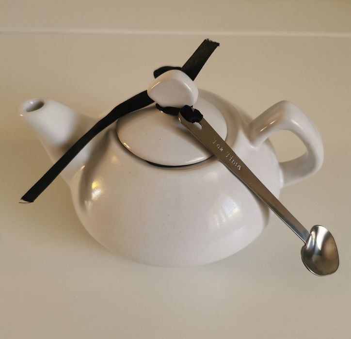 Bule de chá, com chávena e colher