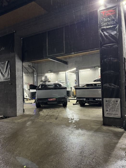 Тесла сервіс Cyberpunk ремонт Діагностика Tesla