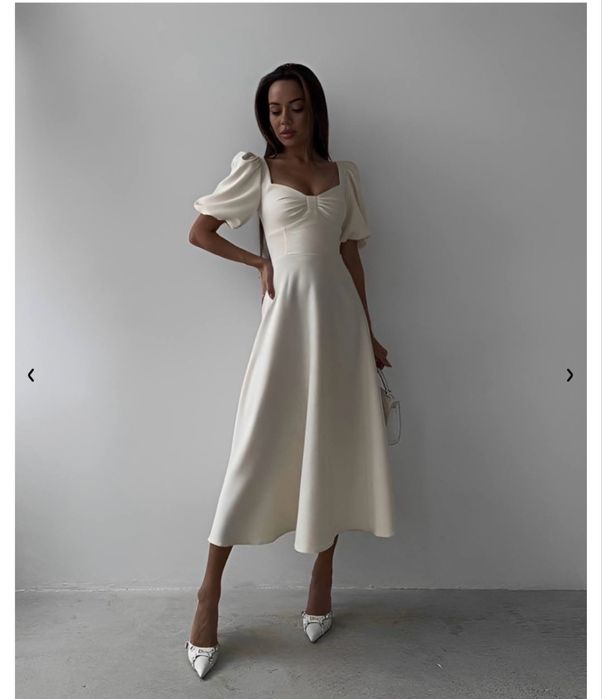 Біла сукня довжини міді