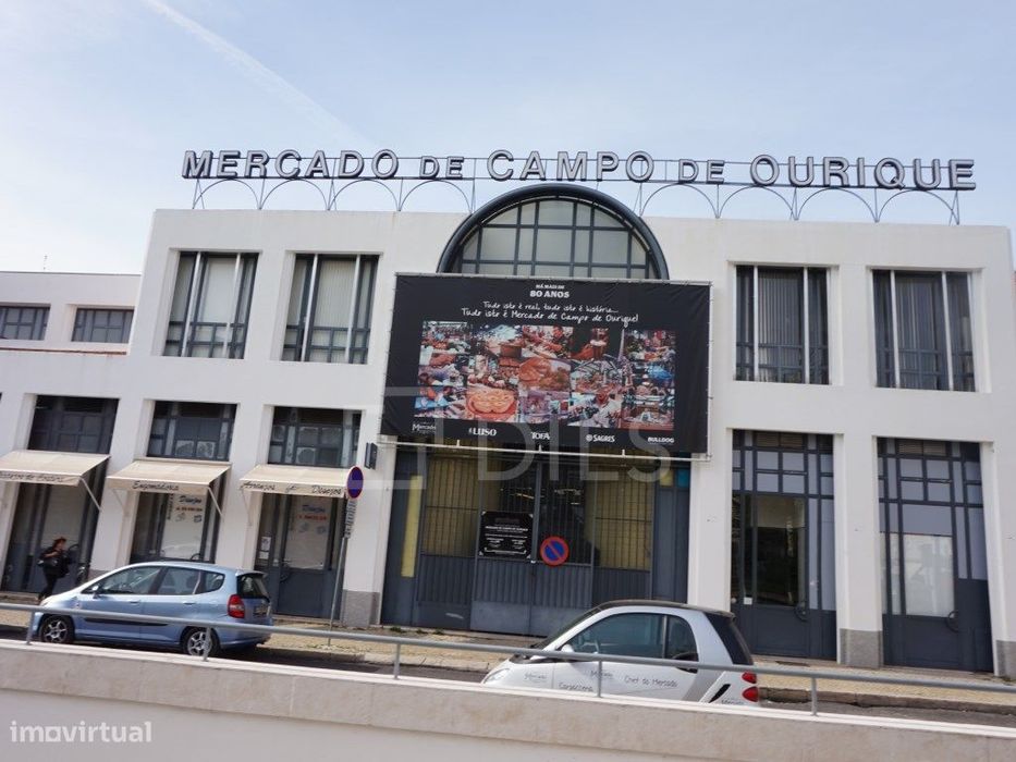 Apartamento T1 com estacionamento em condomínio com piscina e jardim