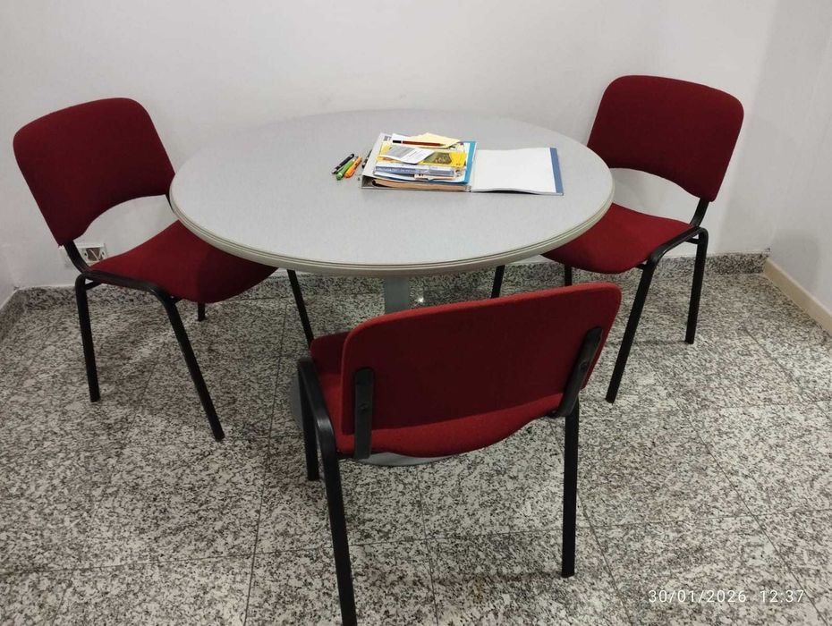 Mesa de trabalho / reunião, com 3 cadeiras. Óptimo estado