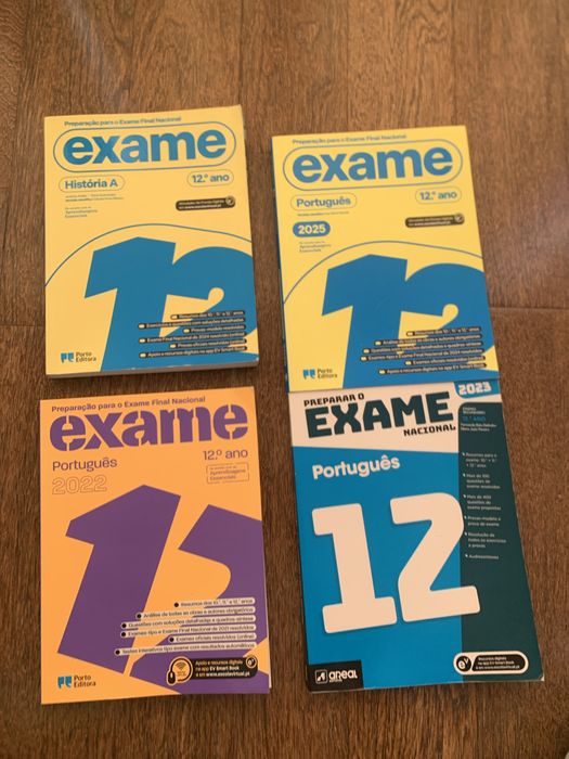 Livros de preparação para exame de português  e histoeia de 12 ano.