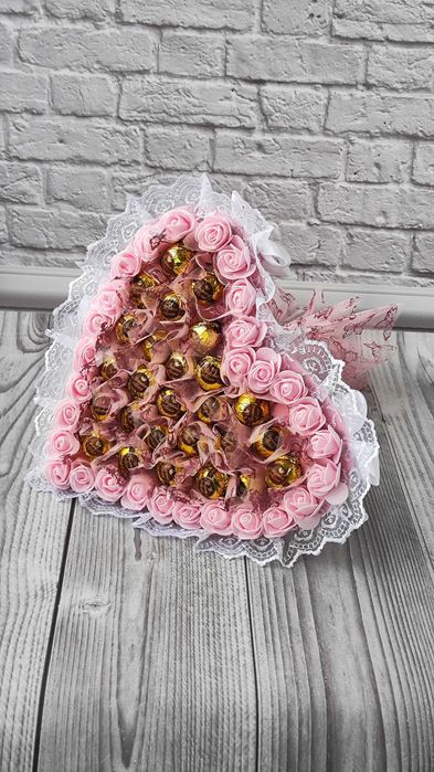 Букет серце для дівчини на день закоханих, подарунок из конфет