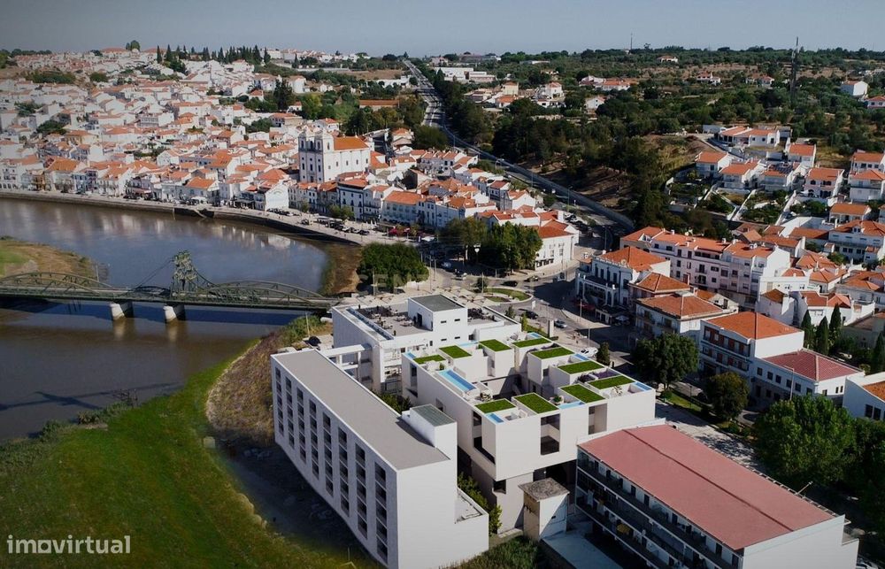 Apartamento Triplex com Piscina Privada e Vista Única no Centro de Alc