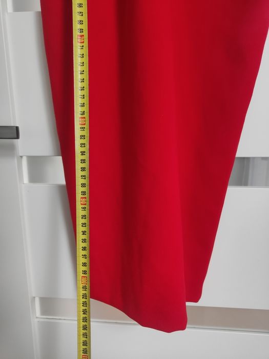 Śliczna elegancka sukienka z baskinką