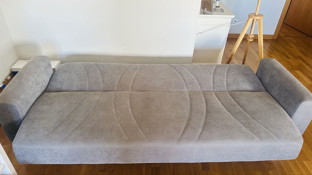 Sofá cama com arrumaçao