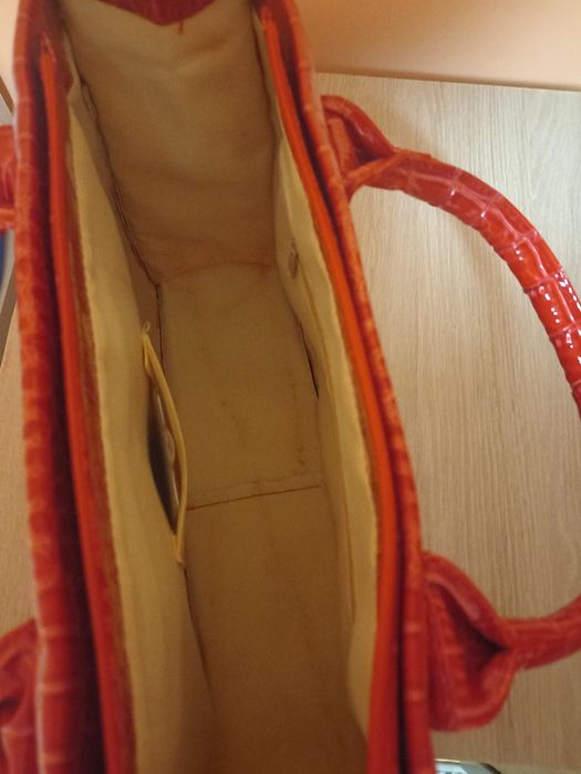 Lakierowana torebka damska