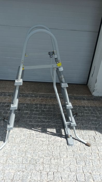 Vendo escada para  piscina de 1,07 metros