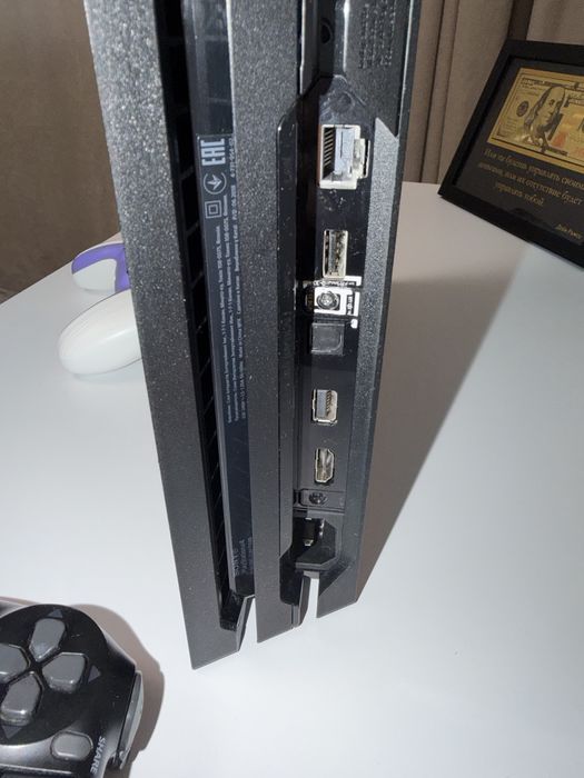 PlayStation 4 Pro 1TB Sony з двома джойстиками