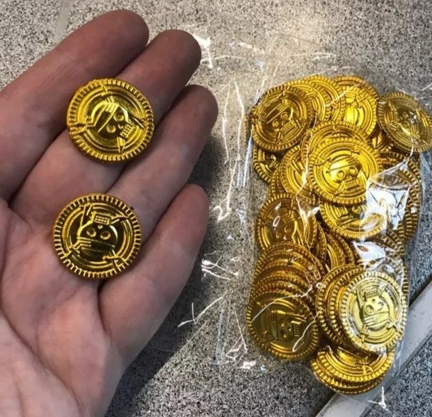 Pacote 30 Moedas Tesouro Piratas douradas em plástico
