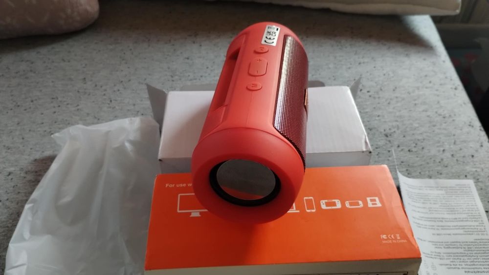 Bezprzewodowy głośnik kolor czerwony