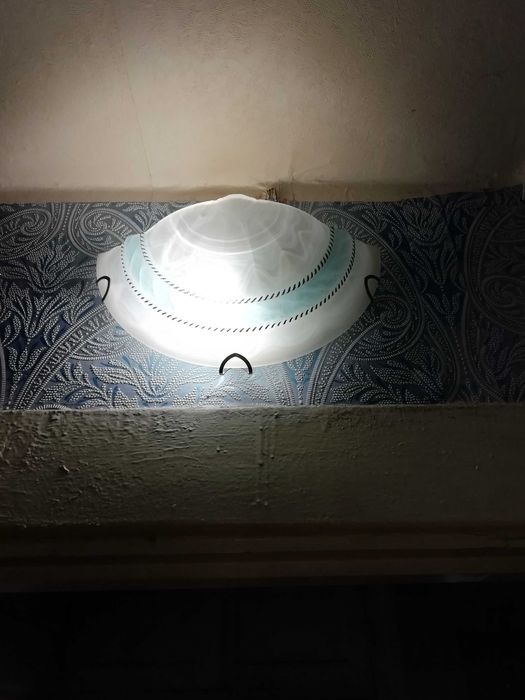 Светильники и плафон.