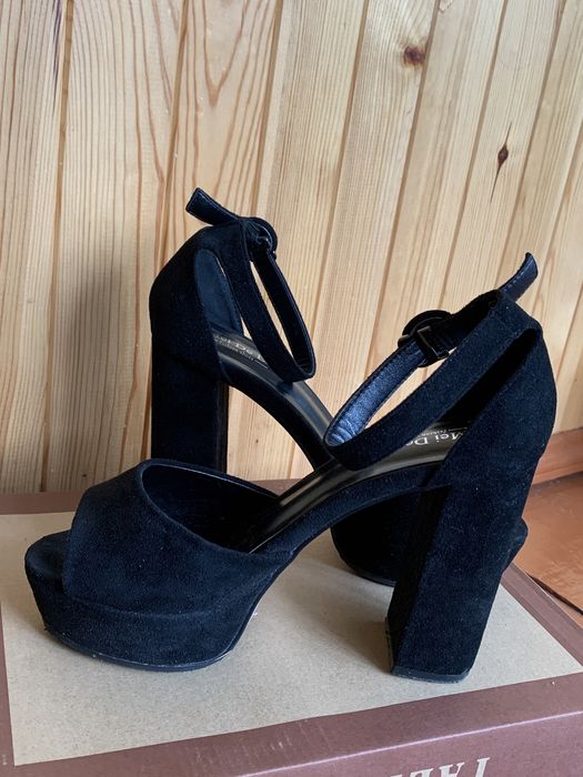 Босоніжки на каблуку