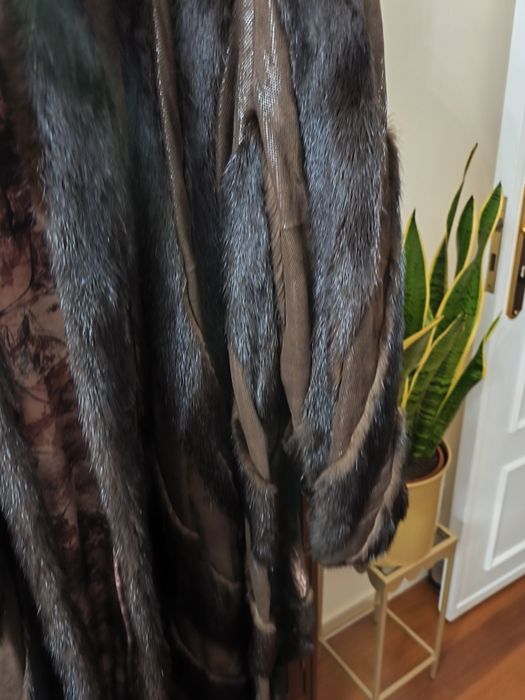 Casaco em vison castanho e pele