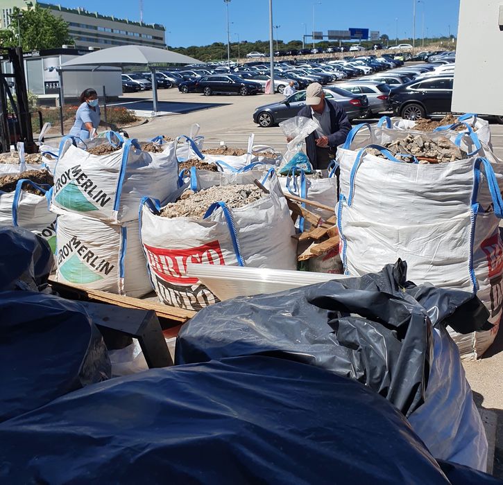 DEMOLIÇÕES LIMPEZAS CARRINHAS CONTENTORES recolha de entulho de obras