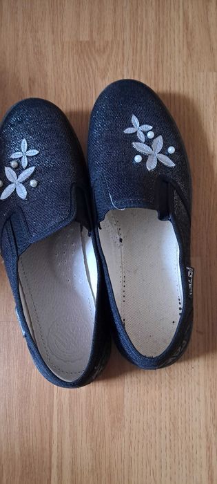 Дитячі тапочки, мокасини, підліткове взуття для дівчинки