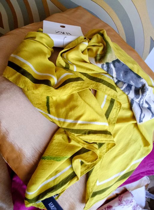 Lenço com flores da Zara com etiqueta