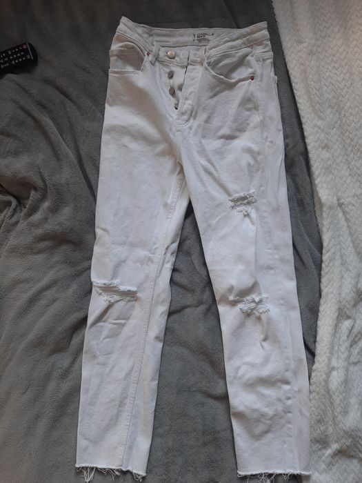 Białe spodnie z dziurami