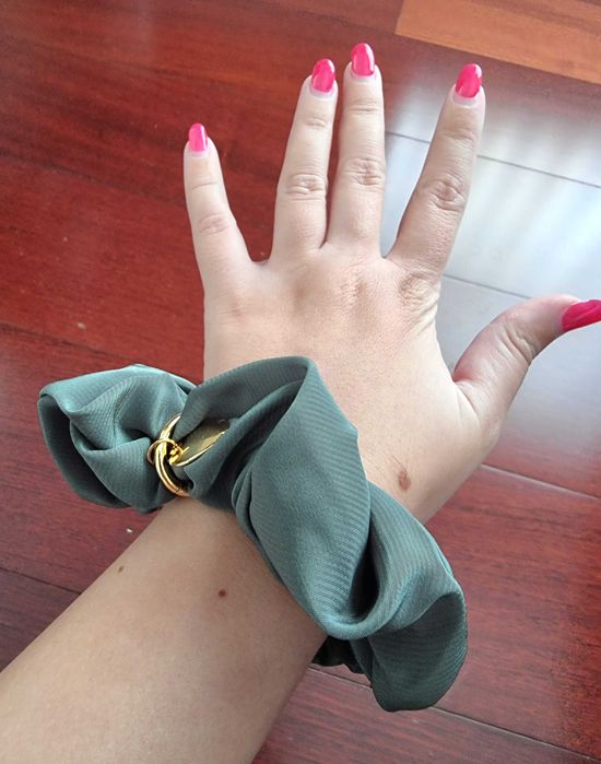 Elástico de cabelo verde com corações dourados - nunca usado