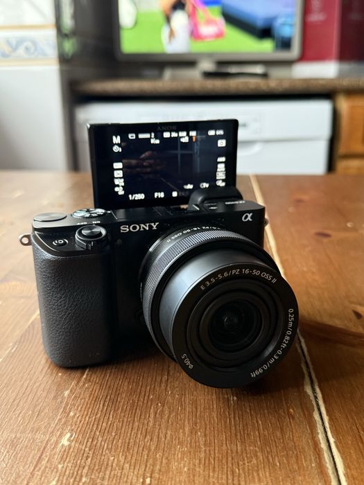 Sony A6100 com lente 16-50mm f/3.5-5.6 OSS
