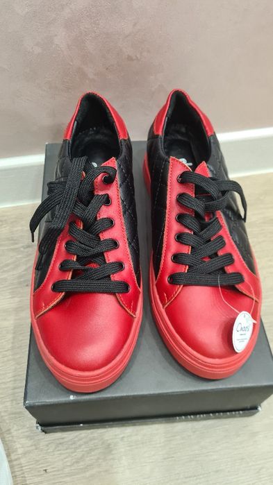 Продам нові кеди!