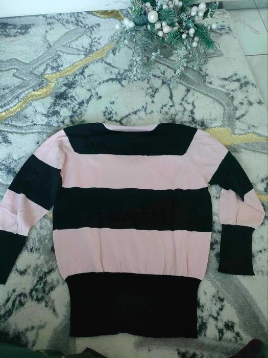 Czarno różowy sweter w pasy Simple