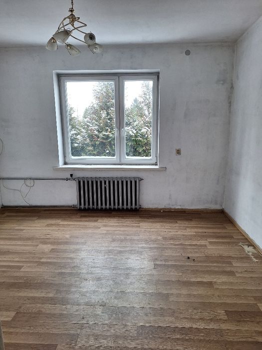 Poręba k/Zawiercia - wolnostojący parterowy dom z wysokim poddaszem