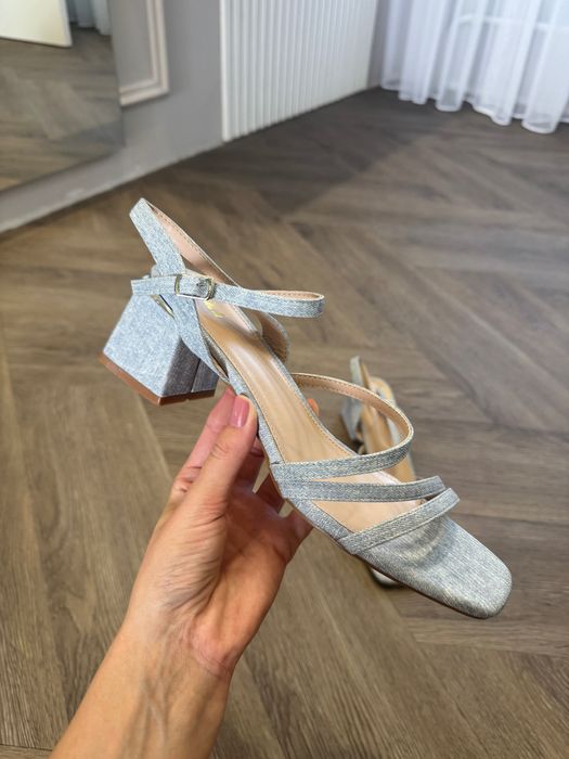 Продам босоніжки