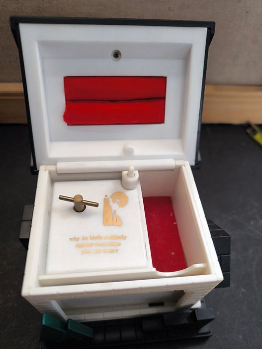 Guarda jóias com caixa de música