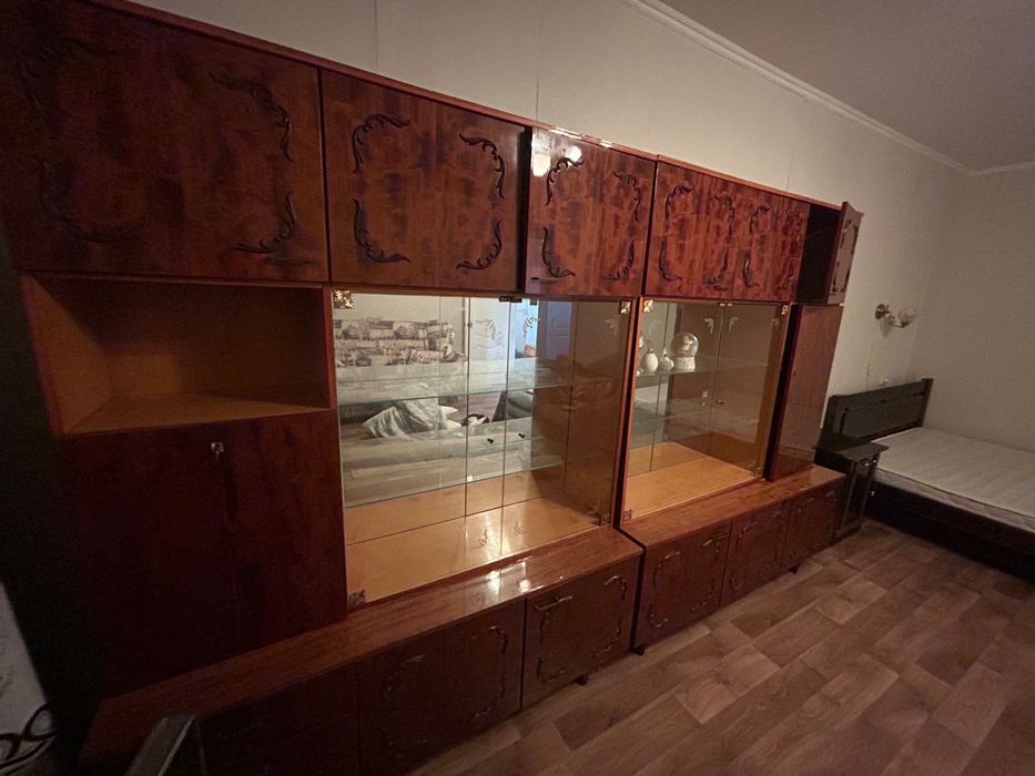 Стенка в гостиную с витринами