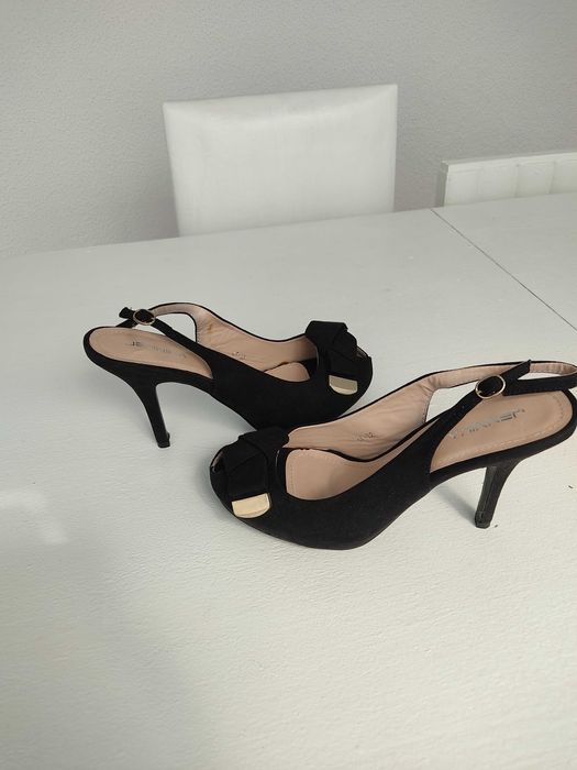 Sandália preta com aplicação dourada nº40   Nova