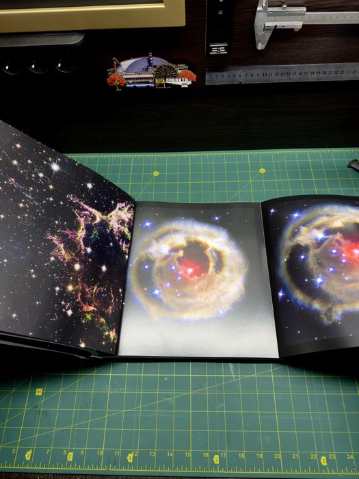 Книга Expanding Universe. The Hubble Space Telescope — космос, який можна побачити