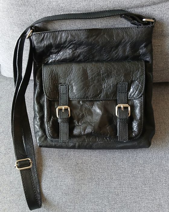 Torebka listonoszka damska czarna essentials casual