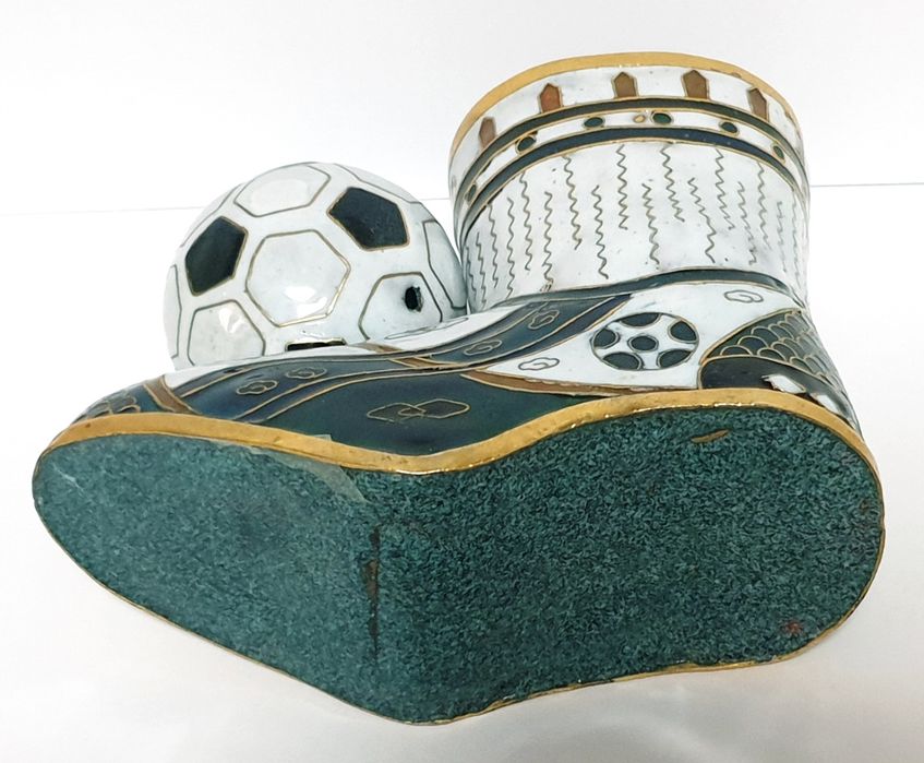 Jarra em forma de bota e bola de futebol em cloisonné