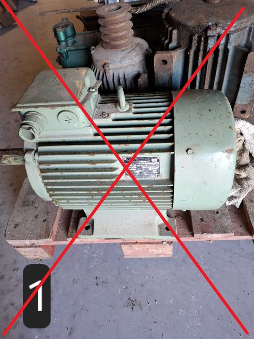 Vários motores elétricos trifásicos