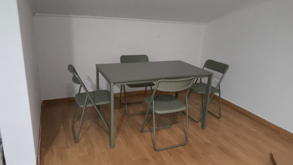 Vendo mesa 4 cadeiras só, três meses de uso