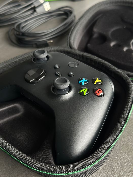 Microsoft Xbox Wireless Controller Carbon Black + akumulator + etui