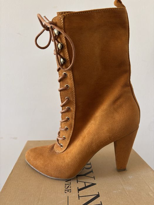 Botas camurça com fecho e atacadores