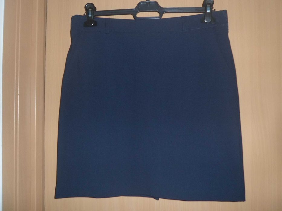 saia com bolsos  para mulher da marca Fórmula Jovem cor azul marinho