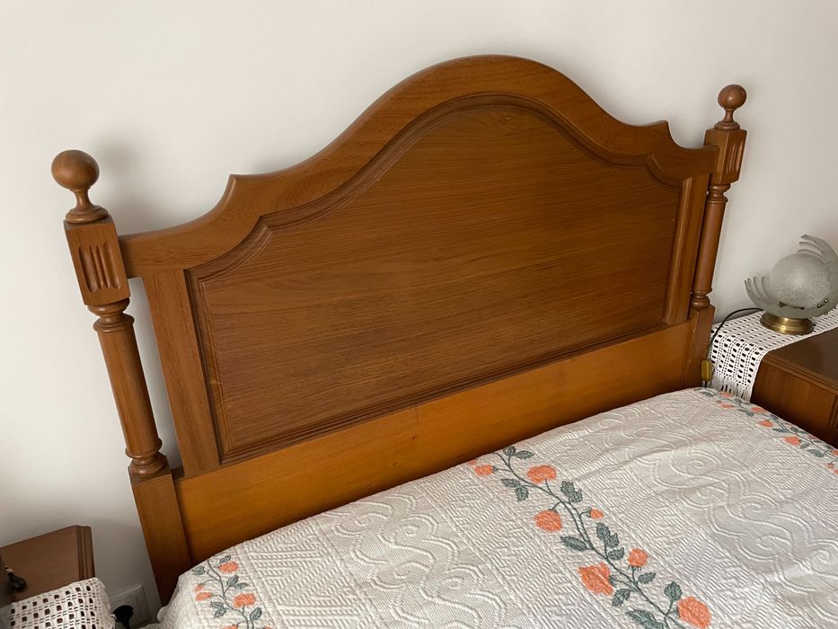 Cama com colchão, duas mesas de cabeceiras, cómoda