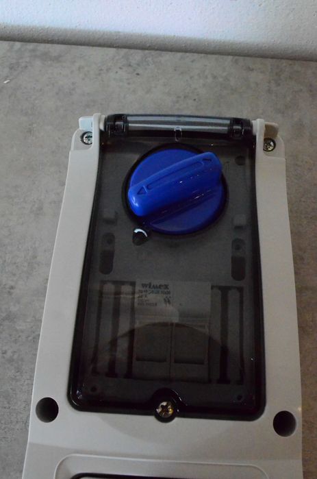 Pionowe gniazdko wtykowe marki Rosi 16 A 2P + T 230V IP67